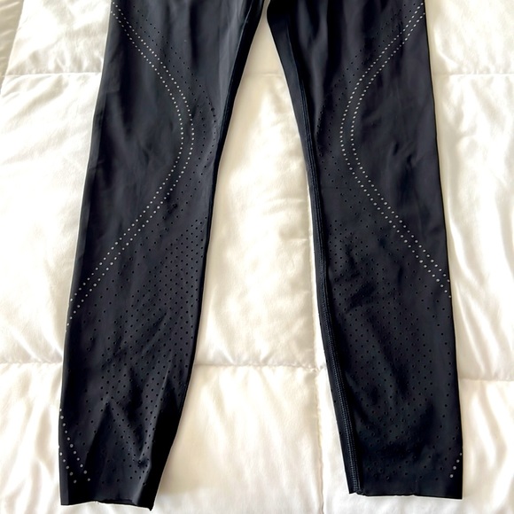 🚨 NWT 🚨 Athleta - size small - Accelerate Lasercut 7/8 Tight - Picture 2 of 6